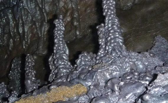 Stalagmite dans un tunnel de lave.