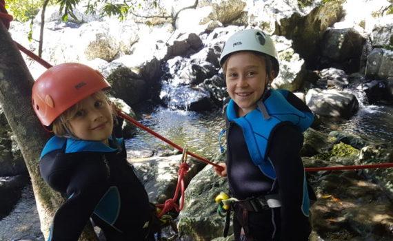 Activité canyoning avec des enfants à la Réunion.