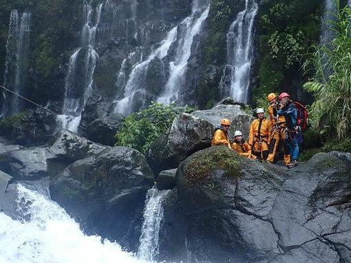 Au pied de la cascade de grand Galet initiation au canyoning à la réunion un parcours débutant à Langevin
