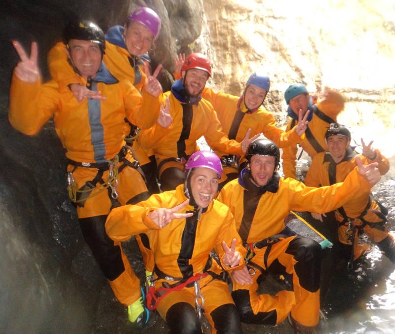 Canyoning à la réunion en famille ou entre amis une activité fun dans le cirque de Cilaos.