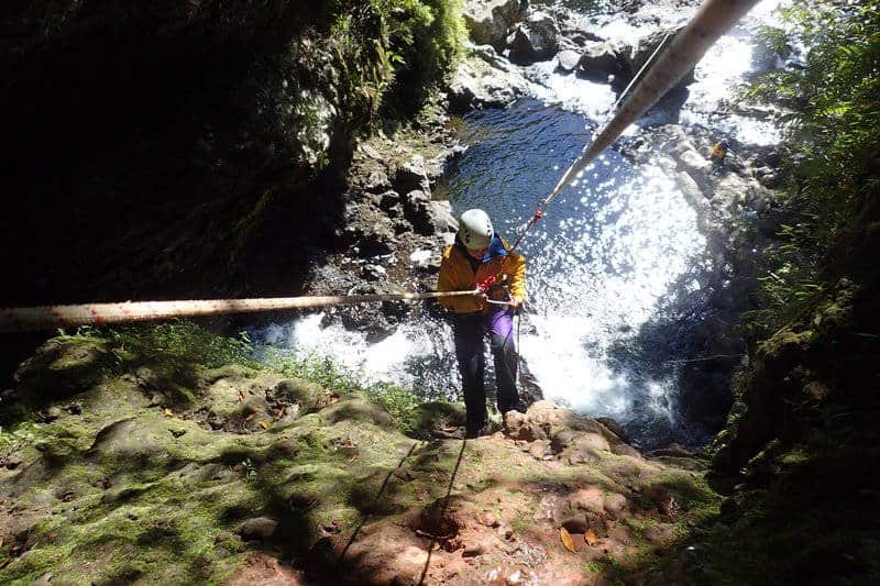 tyrolienn dans le canyoning de Sainte Suzanne sur l'île de la Réunion