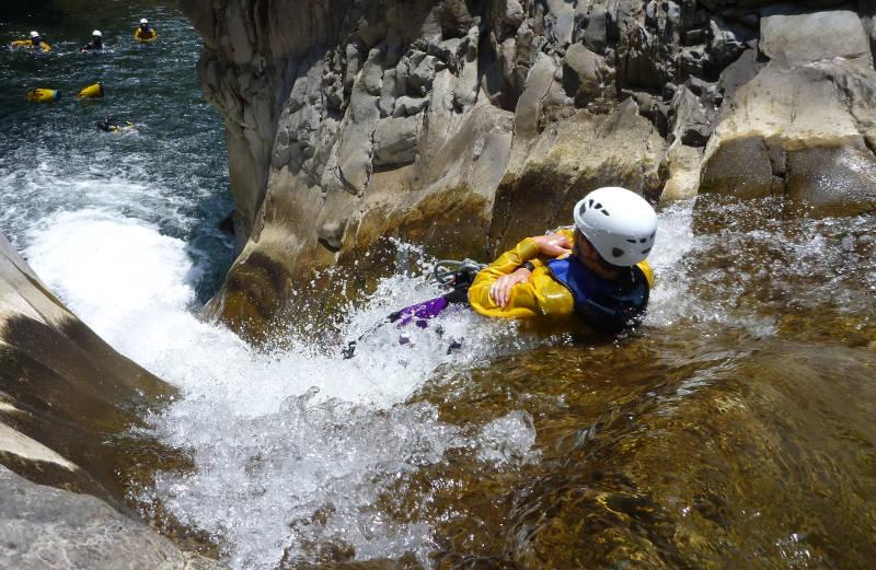 Canyoning sportif à la Réunion, descente de toboggan dans le canyon de trou blanc
