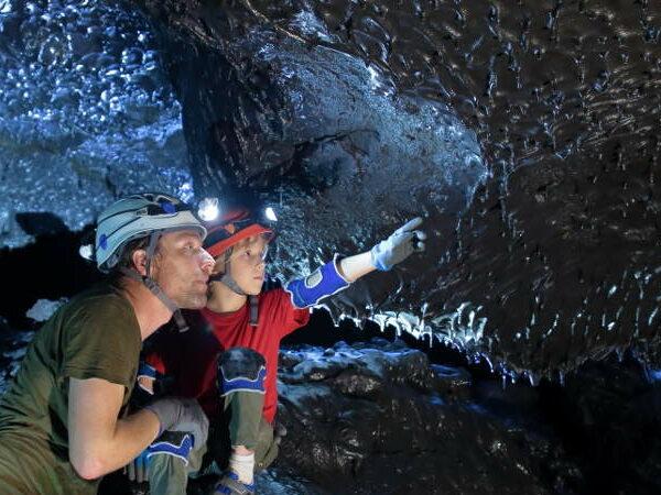 Visite d'un tunnel de lave à la Réunion.