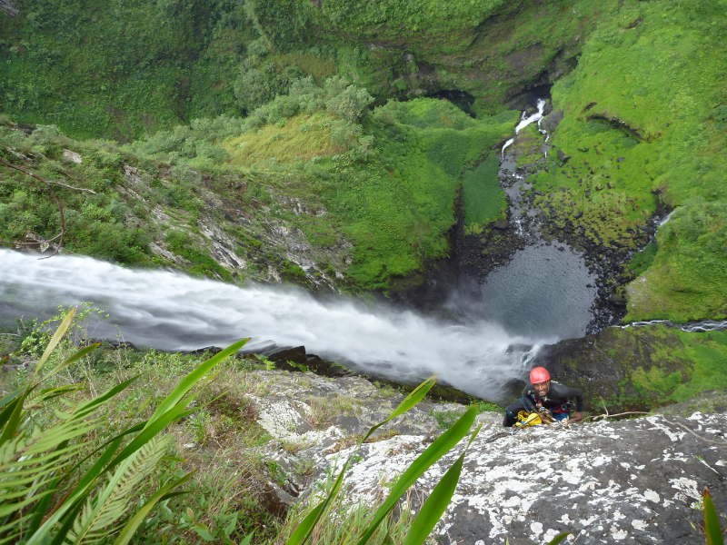 Descente du canyon du trou de fer à la Réunion. Une expédition canyoning avec Envergure Réunion.