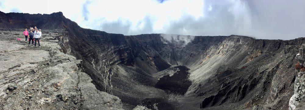 Randonnée avec un guide au sommet du Piton de la Fournaise. Rando au volcan sur l'île de la Réunion.