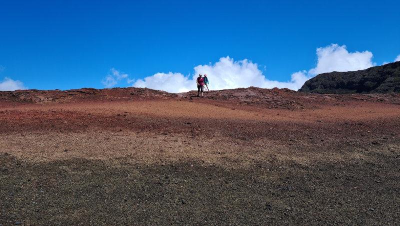 Randonnée dans la plaine des sables. Ambiance volcan au Piton de la Fournaise sur l'île de la Réunion.