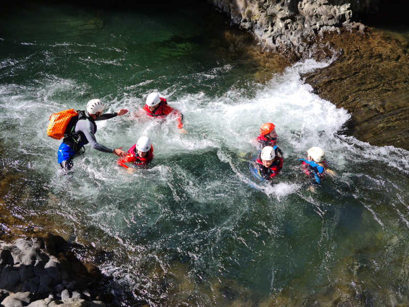 Canyoning dans la Rivière des Roches avec Envergure Réunion. Une activité à faire avec des enfants à la Réunion.