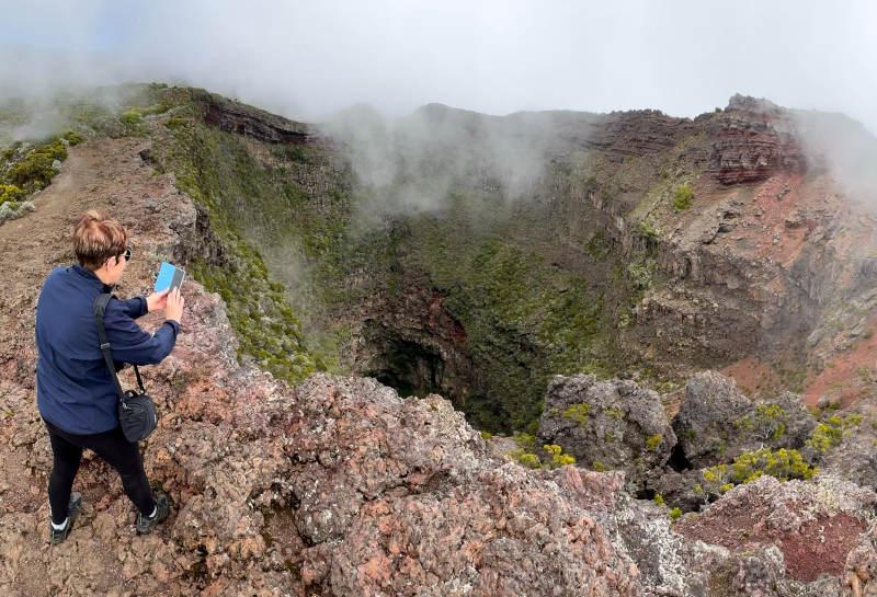Volcan conférence avec un guide sur le Piton de la Fournaise.