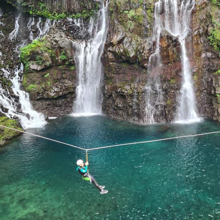 Enfant en tyrolienne en canyoning à Langevin pour débutant à La Réunion