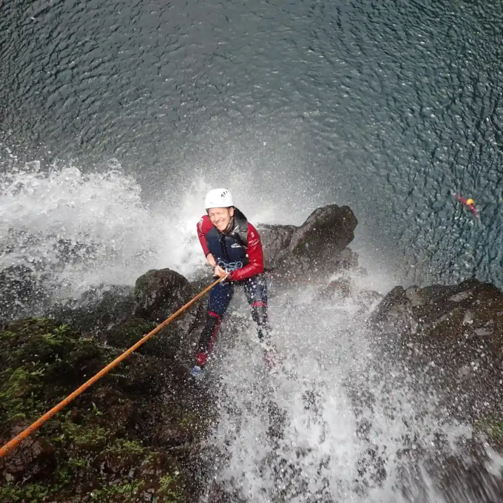 Canyoning à Langevin : descente en rappel dans une cascade à La Réunion