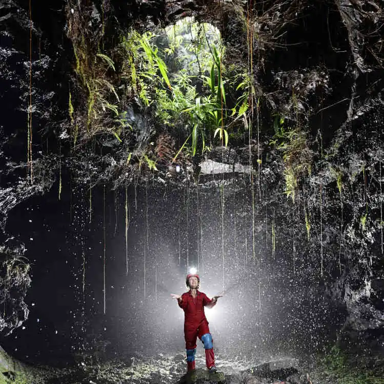 Dans le tunnel de lave de la coulée 2004 à la Réunion, photo Philippe Crochet.