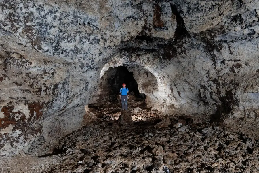 Exploration du tunnel de lave Bassin Bleu Éperon avec un guide à La Réunion
